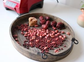 食材：
红豆40g、红皮花40g、红糖15g、枸杞3g、红枣7个、水适量