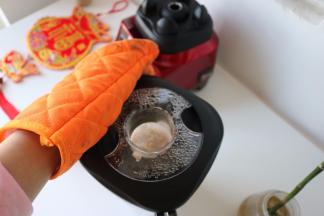 大家在使用热汤功能时一定要戴好隔热手套掀盖子，避免烫伤；