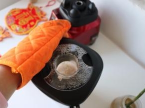 大家在使用热汤功能时一定要戴好隔热手套掀盖子，避免烫伤；