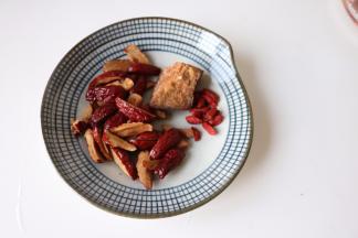 红枣洗净去核切条，红糖、枸杞备用；