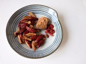 红枣洗净去核切条，红糖、枸杞备用；