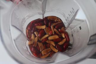 将煮好的红豆、花生连同汤汁一起倒入搅拌杯内，再将洗净的红枣、枸杞、红糖倒入搅拌杯内；