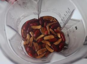 将煮好的红豆、花生连同汤汁一起倒入搅拌杯内，再将洗净的红枣、枸杞、红糖倒入搅拌杯内；