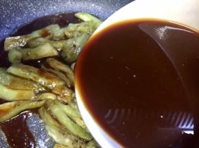 茄条表皮稍有颜色，放入调味汁勾芡