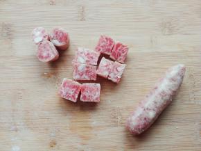 解冻好以后把香肠切段2-3厘米左右，也可切断后切半