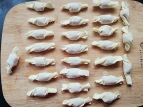 把香肠饺逐个摆放好，备一炸锅倒入食用油