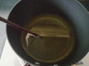 加热至筷子放入油中冒气泡即可