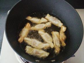 逐个放入香肠饺，用筷子分离下以免炸制过程中粘连