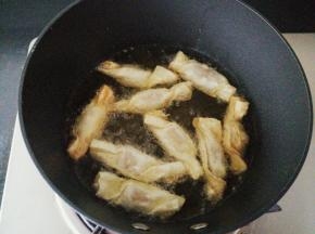 逐个放入香肠饺，用筷子分离下以免炸制过程中粘连