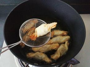 炸至上浮，上色后把香肠饺逐个捞起沥油，放一旁备用