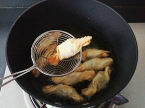 炸至上浮，上色后把香肠饺逐个捞起沥油，放一旁备用