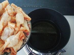 全部捞起后，炸锅降下油温，过会加热炸锅开始复炸一遍