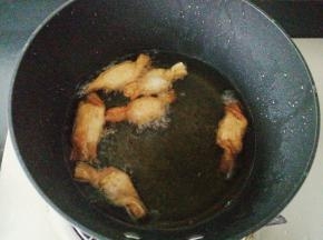 复炸至金黄色捞起即可装盘享用，备一点蘸酱也是不错的选择