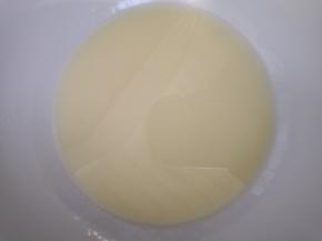 牛奶加玉米油充分乳化