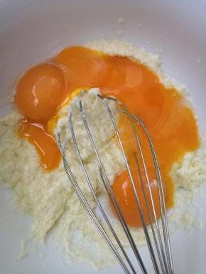 加入蛋黄搅拌均匀