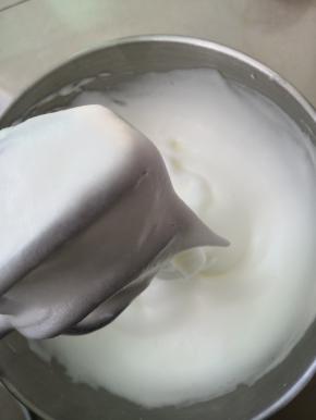 蛋白分三次加入糖，打发至湿性状态