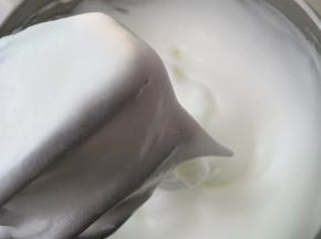 蛋白分三次加入糖，打发至湿性状态