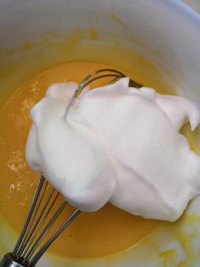 去三分之一蛋白霜加入蛋黄糊