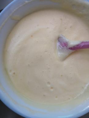 把搅拌均匀的面糊倒入剩余的蛋白霜内快速搅拌均匀