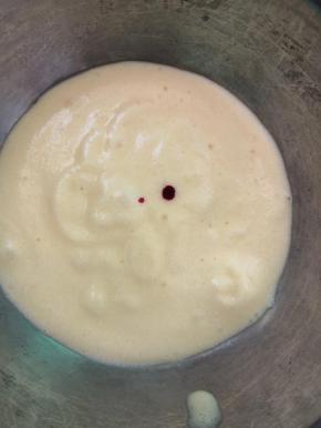 取50克面糊滴一滴色素（颜色随自己喜好）