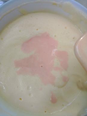 倒入面糊内，翻几下倒入烤盘内，用刮刀刮平