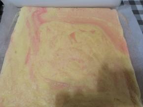 烤好后，震出热气移出烤盘放到烤网上撕开四周油纸散热