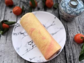 取一张新的油纸趁余温把蛋糕卷翻扣在油纸上，撕掉油纸，借助擀面杖把蛋糕卷卷起来。也可以加奶油或者果酱，冷藏30分钟定型