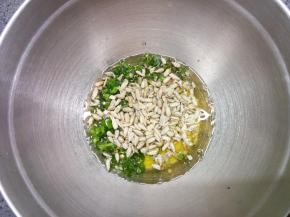 将玉米油、打散的蛋液、盐、瓜子仁和葱末混合搅拌均匀