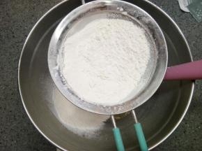 面粉和泡打粉混合过筛加入上述液体里