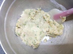 用刮刀按压直至没有干粉，可以成团