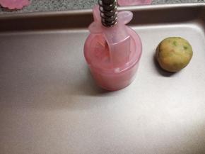 把面团均匀分成20-22克左右一个的小面团，滚圆，取50克月饼模具，不用刷油，面团含油量大，一般不会粘