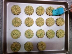 180度预热烤箱，薄薄刷一层蛋液