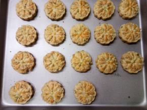 放入预热好的烤箱中层，上下温度：180°，时间：15-20分钟。根据自家烤箱调整。