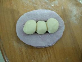 每个小圆抹点油后，摆在紫色面片上。
