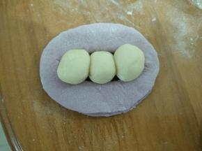 每个小圆抹点油后，摆在紫色面片上。