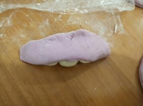 用手把紫色面片捏紧。