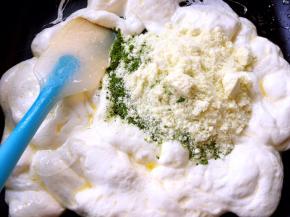 棉花糖全部融化后，加入奶粉跟抹茶粉