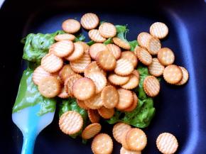 之后关火，加入小奇福饼干，翻炒均匀