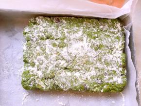 表层撒上适量的奶粉，放一旁凉透 