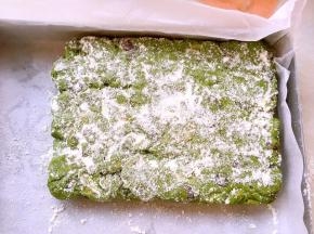 表层撒上适量的奶粉，放一旁凉透 