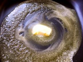 不粘锅小火加热，加入黄油