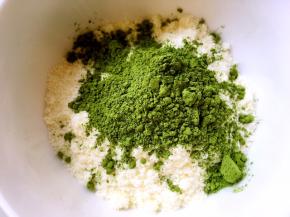 抹茶粉加入到奶粉中