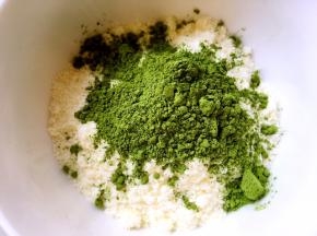 抹茶粉加入到奶粉中