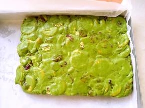 烤盘铺油纸，趁热将翻拌均匀的雪花酥放到模具内，整理成方形，可以借用刮板将四周推平正