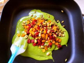 加入搅拌均匀的干果，翻炒均匀