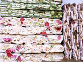 凉透后，用刀裁成同等宽度，再切成块