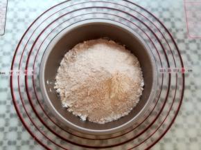 低筋面粉，全麦粉混合均匀