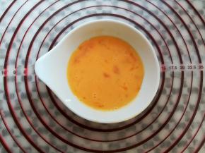 鸡蛋去壳后打散备用