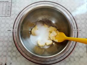 加入细砂糖打发到顺滑状态