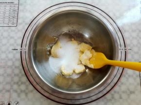 加入细砂糖打发到顺滑状态